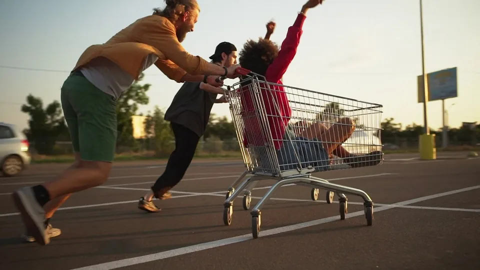 Friends outdoors with a shopping cart – we are the Hempire